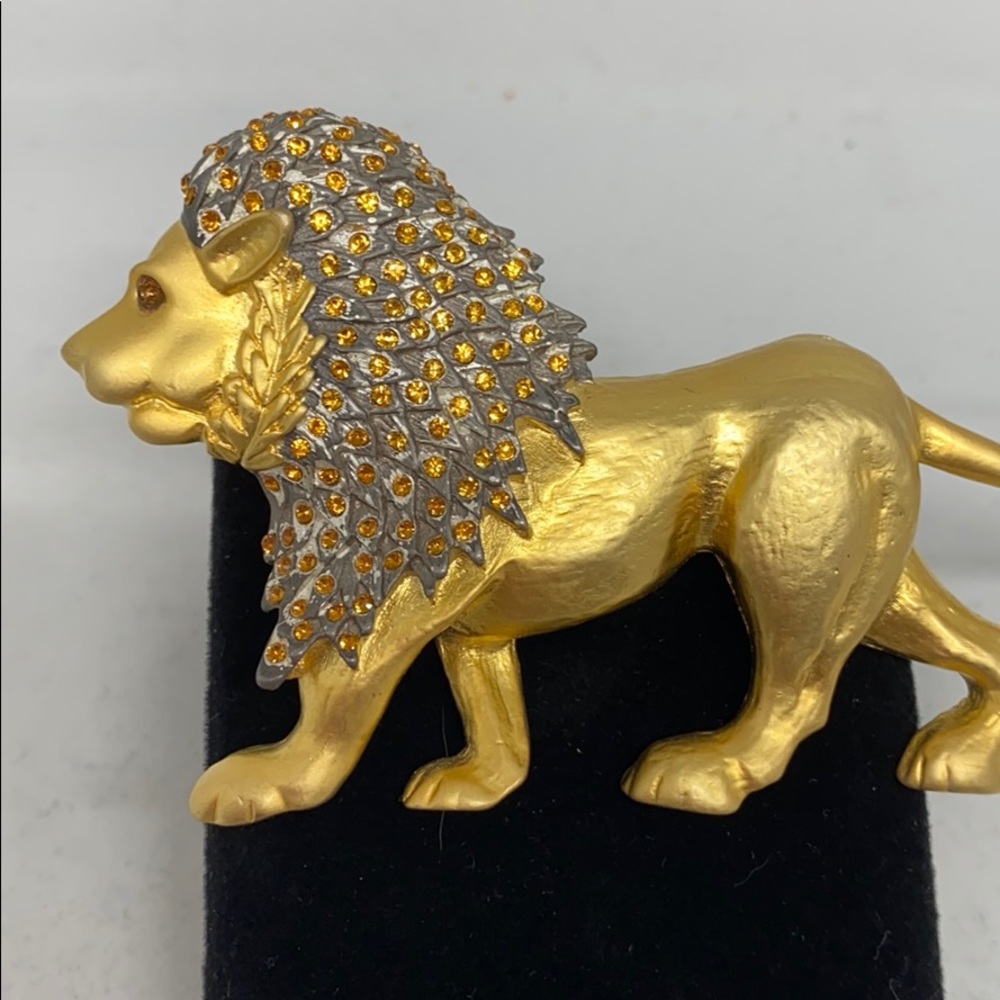 Big and beautiful vintage  lion brooch